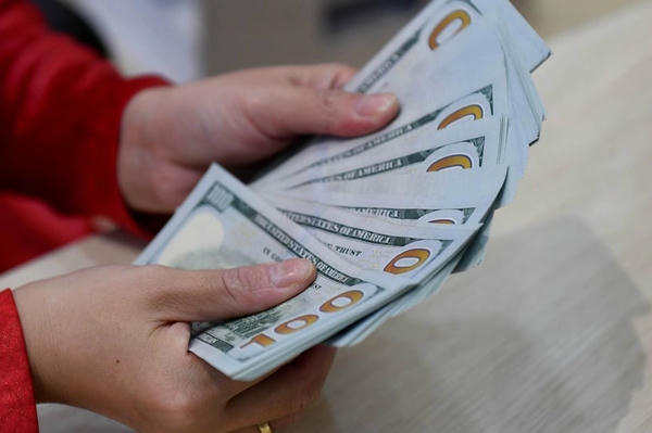 Giá USD tự do vượt 27.000 đồng