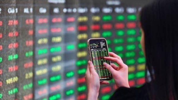 VN-Index mất gần 4 điểm, nhóm tài chính giảm mạnh