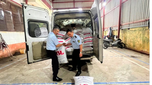 Quảng Trị tạm giữ hơn 3 tấn đường cát và trên 1.000 bao thuốc lá điếu không hóa đơn