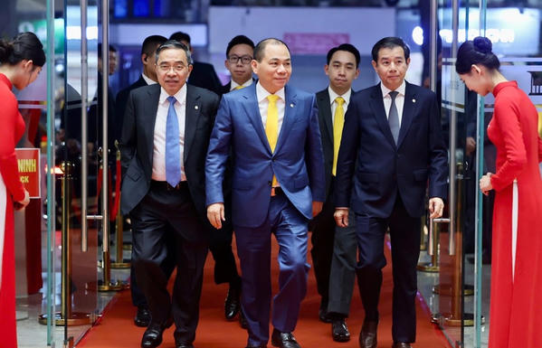 Tỷ phú Phạm Nhật Vượng cùng cả gia đình dự lễ trao giải VinFuture 2025