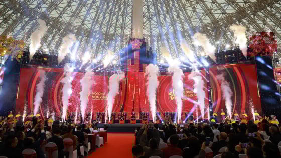 Hàng vạn du khách đổ về VEC trong ngày đầu khai mạc Hội chợ Mùa Xuân 2026 Hàng vạn du khách đổ về VEC trong ngày đầu khai mạc Hội chợ Mùa Xuân 2026