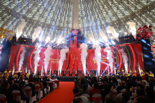 Hàng vạn du khách đổ về VEC trong ngày đầu khai mạc Hội chợ Mùa Xuân 2026