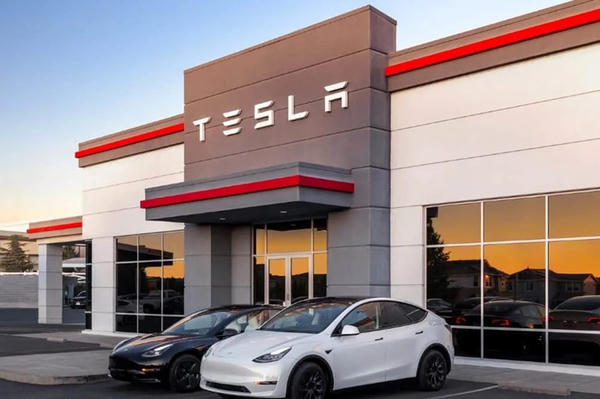 Chứng khoán Mỹ rung lắc khi ông Trump tiếp tục công kích Fed, Dow Jones “bốc hơi” hơn 950 điểm