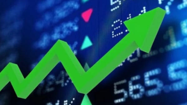 Ngân hàng, bất động sản bứt phá, VN-Index tăng mạnh nhất trong một tháng