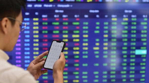 Dòng tiền quay lại mạnh mẽ, VN-Index áp sát mốc 1.900 điểm