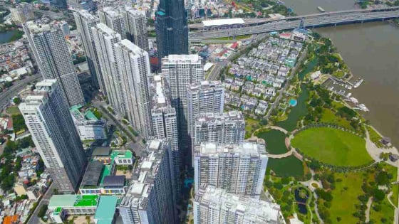 Bất động sản mắc kẹt giữa áp lực giá và thanh khoản