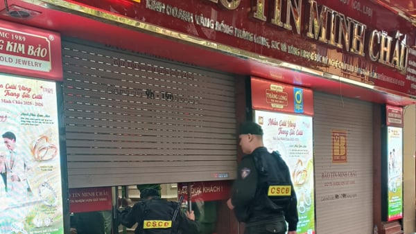 Công an xuất hiện tại 3 cơ sở vàng bạc Bảo Tín Minh Châu ở Hà Nội Công an xuất hiện tại 3 cơ sở vàng bạc Bảo Tín Minh Châu ở Hà Nội