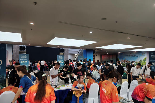 Hàng nghìn runner nhận BIB VnExpress Marathon Green Paradise Cần Giờ, háo hức trải nghiệm siêu đô thị ESG++