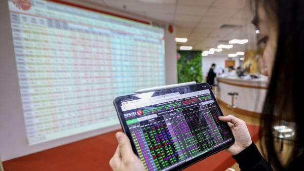 VN-Index rung lắc, phút cuối vẫn kịp thêm hơn 6 điểm