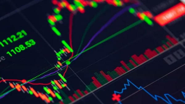 Ngân hàng bứt tốc cuối phiên, VN-Index vẫn “mắc kẹt” dưới tham chiếu