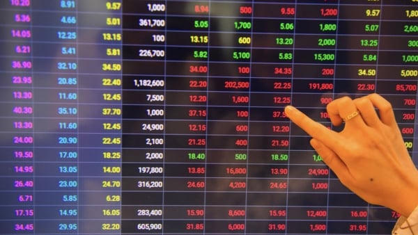Áp lực bán gia tăng cuối phiên khiến VN-Index giảm gần 7 điểm