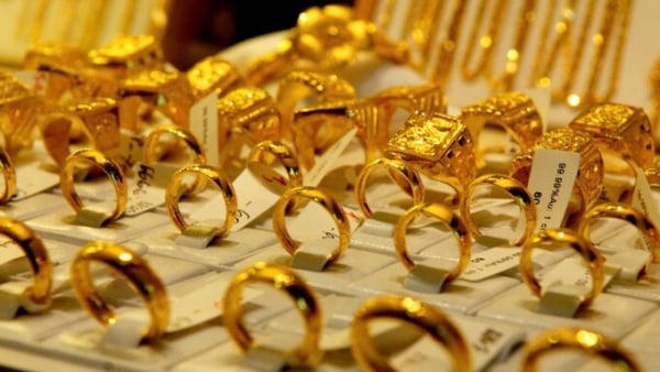 Giá vàng thế giới giảm, trong nước đi ngang