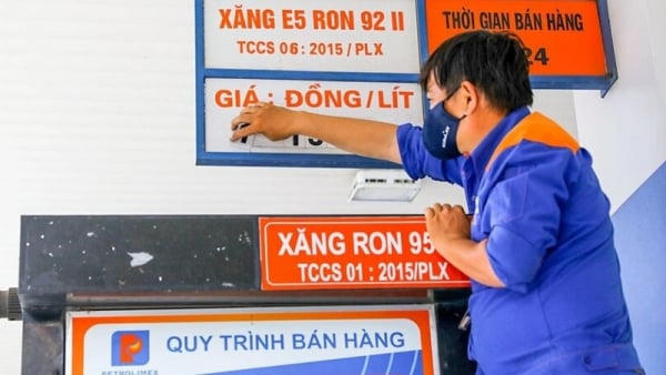 Giá xăng E10 RON 95-III tăng gần 900 đồng/lít Giá xăng E10 RON 95-III tăng gần 900 đồng/lít