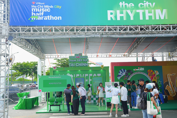 Giải mã sức nóng của "Moneyfestation": Cách FE CREDIT "chạm sóng" Gen Z tại VPBank Ho Chi Minh City Music Half Marathon 2026
