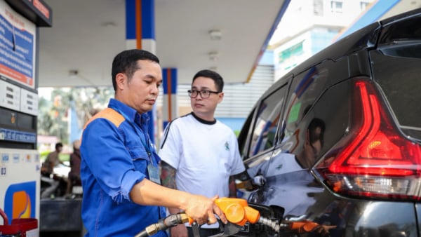 Giá xăng E10 giảm hơn 500 đồng/lít Giá xăng E10 giảm hơn 500 đồng/lít
