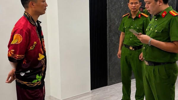 Lực lượng công an khám xét nơi ở của Huấn Hoa Hồng