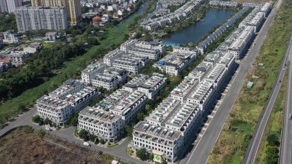 Thị trường nhà liền thổ Hà Nội: Giá giảm, thanh khoản lao dốc