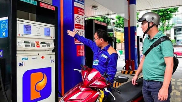 Xăng E10 RON 95 tăng gần 1.000 đồng/lít Xăng E10 RON 95 tăng gần 1.000 đồng/lít