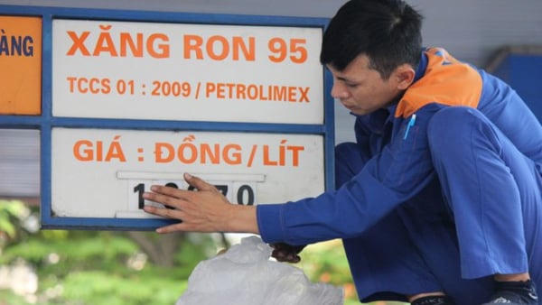 Giá xăng tăng hơn 1.100 đồng/lít Giá xăng tăng hơn 1.100 đồng/lít