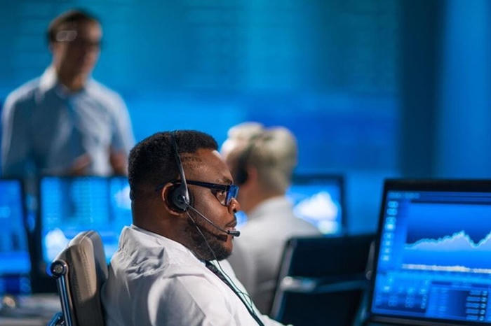 Khối ngoại bất ngờ tung tiền mua mạnh hai cổ phiếu nhóm bán lẻ và ngân hàng