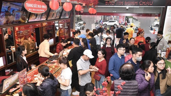 Giá giảm, người dân đổ xô mua vàng ngày vía Thần Tài