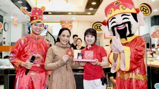 Ngày vía Thần Tài: Phố vàng Hà Nội nhộn nhịp dòng người chờ mua lộc đầu năm Ngày vía Thần Tài: Phố vàng Hà Nội nhộn nhịp dòng người chờ mua lộc đầu năm