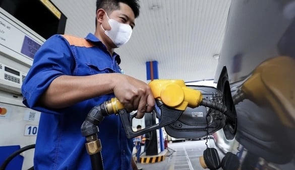 Giá xăng RON 95 tăng gần 5.000 đồng/lít