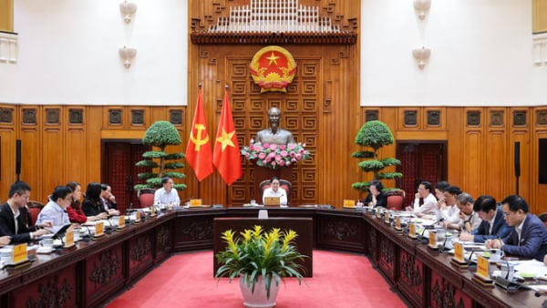 Thủ tướng: Khẩn trương đề xuất giải pháp về thuế, ngân sách hỗ trợ kinh doanh xăng dầu