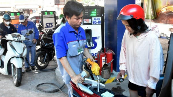 Giá xăng, dầu giảm từ hơn 400 - 2.000 đồng/lít Giá xăng, dầu giảm từ hơn 400 - 2.000 đồng/lít