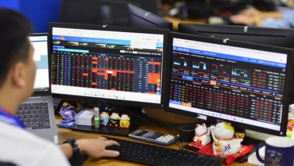 Cổ phiếu bất động sản đồng loạt “đỏ lửa”, VN-Index mất hơn 5 điểm