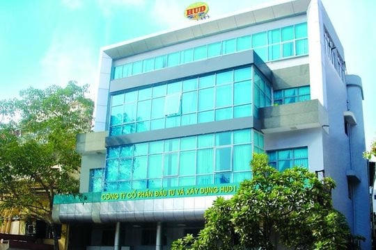   Ủy ban Chứng khoán Nhà nước vừa ra quyết định xử phạt vi phạm hành chính đối với hai doanh nghiệp bất động sản là CTCP Đầu tư và Xây dựng HUD1 và Công ty TNHH Nam Land do vi phạm quy định về công bố thông tin trên thị trường chứng khoán.  