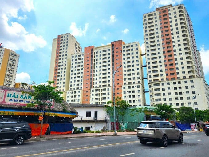   Ông Đinh Minh Tuấn – Giám đốc Batdongsan.com.vn khu vực miền Nam – nhận định giá căn hộ, đặc biệt ở phân khúc cao cấp, tăng mạnh chủ yếu do nguồn cung hạn chế trong khi giá sơ cấp không ngừng leo thang.  