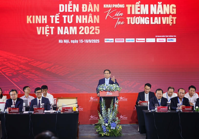   Đánh giá cao chủ đề của Diễn đàn, Thủ tướng biểu dương những tiếng nói xác thực, thể hiện tâm huyết, trí tuệ, trách nhiệm cao đối với đất nước, dân tộc - Ảnh: VGP/Nhật Bắc  