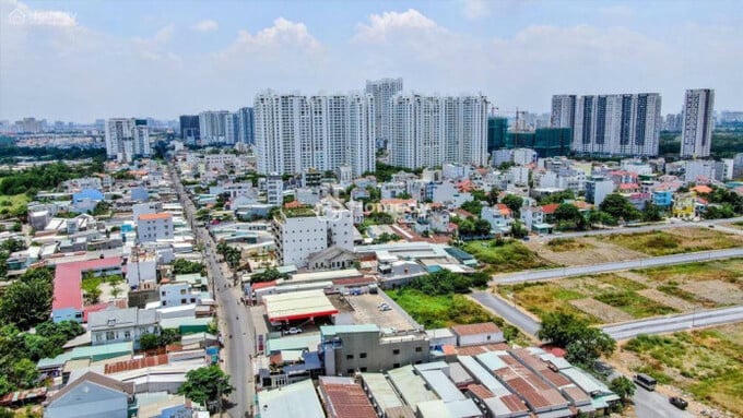   Trong những tháng gần đây, thị trường bất động sản ghi nhận xu hướng rõ nét khi nhiều sàn môi giới lớn tại Hà Nội cùng không ít nhà đầu tư cá nhân đang đồng loạt dịch chuyển dòng vốn vào khu vực phía Nam. Ảnh minh họa.  
