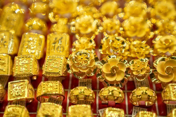   Giá vàng thế giới rung lắc mạnh, vàng trong nước tăng nhẹ.  