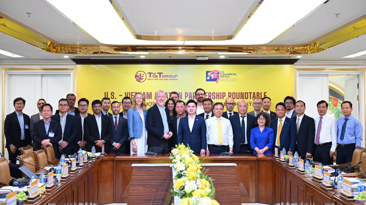 Các đại biểu chụp ảnh lưu niệm tại buổi tọa đàm.