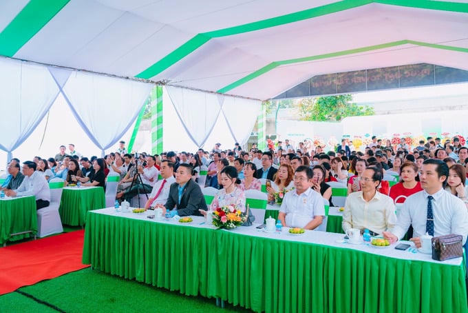   Ông Nguyễn Bá Kỳ Tổng Giám Đốc Phúc Đạt Group (ngoài cùng bên trái) và Ông Nguyễn Hoàng Phúc - Phó CT HĐTV Phúc Đạt Group thứ 2 từ trái sang và Nhà Báo Đỗ Văn Hiếu (ngoài cùng, bên phải) trong sự kiện khai trương nhà mẫu vừa diễn ra vào ngày 14/9.  