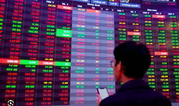 Sắc đỏ chiếm ưu thế, VN-Index giảm gần 5 điểm
