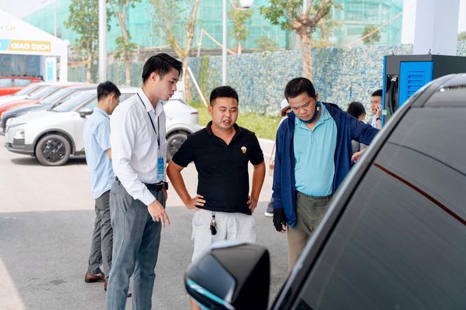 Mua VinFast VF 8 “lướt” tại Green Future, chủ xe chia sẻ: “Vừa không lo lắng về chất lượng xe, vừa được bảo hành chính hãng”