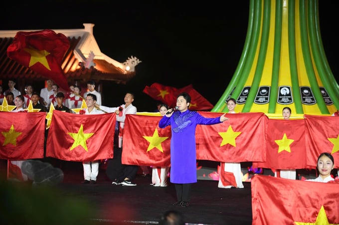   “Lời tri ân – Dòng sông Hoa lửa” kết thúc đầy tự hào và hy vọng với giọng ca nội lực của ca sĩ Tùng Dương  