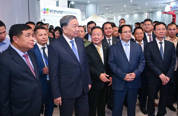   Tổng Bí thư Tô Lâm, Thủ tướng Phạm Minh Chính cùng các lãnh đạo các Bộ, ngành thăm quan gian trưng bày của T&T Group tại sự kiện.  