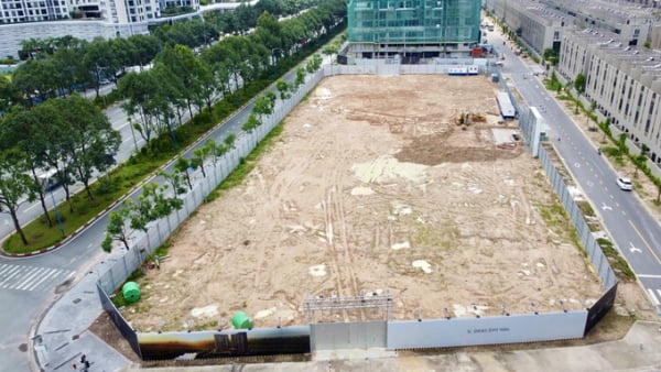 Khách hàng chen lấn mua căn hộ Orchard Gand khi dự án vẫn là bãi đất trống Khách hàng chen lấn mua căn hộ Orchard Gand khi dự án vẫn là bãi đất trống