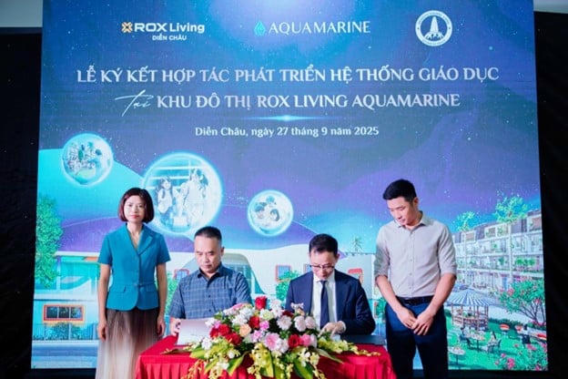   Ông Vũ Đức Tuyên, Giám đốc Kinh doanh Công ty TNHH Oleco - Nam Quang và ông Nguyễn Nghĩa Lâm, Tổng giám đốc Công ty TNHH Xây dựng và Bất động sản Johoo Việt Nam - Chủ quản của Hệ thống mầm non Montessori Vinh ký thỏa thuận hợp tác  