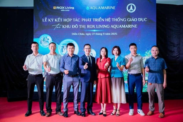   Ông Vũ Đức Tuyên, Giám đốc Kinh doanh Công ty TNHH Oleco - Nam Quang và ông Nguyễn Nghĩa Lâm, Tổng giám đốc Công ty TNHH Xây dựng và Bất động sản Johoo Việt Nam - Chủ quản của Hệ thống mầm non Montessori Vinh ký thỏa thuận hợp tác  