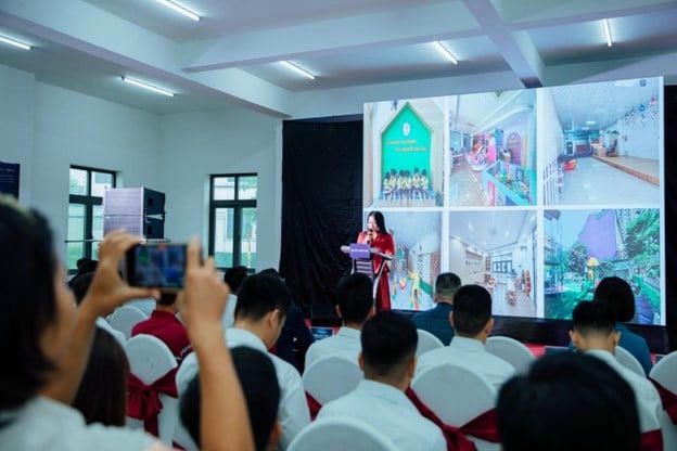   Ông Vũ Đức Tuyên, Giám đốc Kinh doanh Công ty TNHH Oleco - Nam Quang và ông Nguyễn Nghĩa Lâm, Tổng giám đốc Công ty TNHH Xây dựng và Bất động sản Johoo Việt Nam - Chủ quản của Hệ thống mầm non Montessori Vinh ký thỏa thuận hợp tác  
