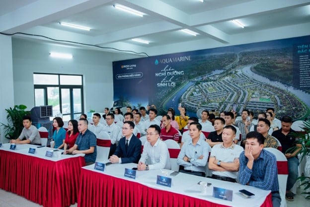   Ông Vũ Đức Tuyên, Giám đốc Kinh doanh Công ty TNHH Oleco - Nam Quang và ông Nguyễn Nghĩa Lâm, Tổng giám đốc Công ty TNHH Xây dựng và Bất động sản Johoo Việt Nam - Chủ quản của Hệ thống mầm non Montessori Vinh ký thỏa thuận hợp tác  