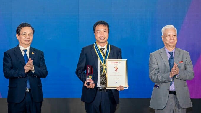   Ông Nguyễn Thái Hà, Tổng Giám đốc T&T Energy đại diện doanh nghiệp nhận giải thưởng Thương hiệu mạnh tăng trưởng xanh 2025 tại Diễn đàn kinh tế mới 2025  