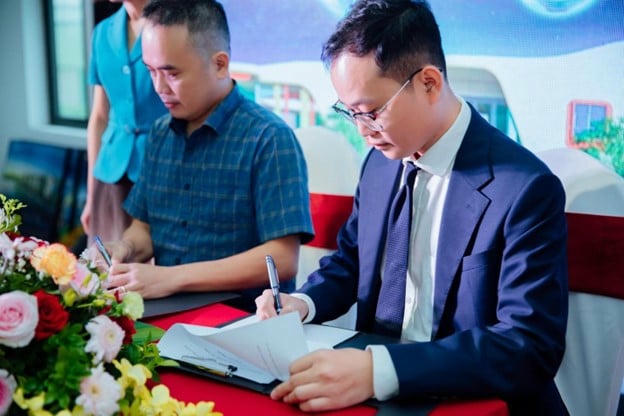   Ông Vũ Đức Tuyên, Giám đốc Kinh doanh Công ty TNHH Oleco - Nam Quang và ông Nguyễn Nghĩa Lâm, Tổng giám đốc Công ty TNHH Xây dựng và Bất động sản Johoo Việt Nam - Chủ quản của Hệ thống mầm non Montessori Vinh ký thỏa thuận hợp tác  