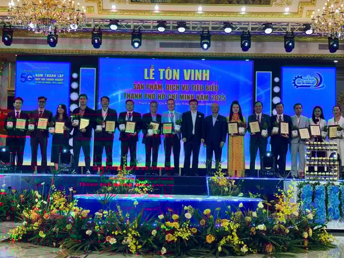 Ông Nguyễn Văn Được (thứ hai từ trái sang) thay mặt Trọng Tín nhận chứng nhận “Sản phẩm - Dịch vụ tiêu biểu Tp.HCM năm 2025”.