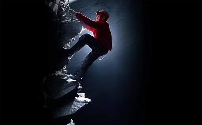 Tận mục khách sạn nằm sâu gần 500m dưới lòng đất, du khách phải đu dây mới vào được đến nơi nhưng luôn 'cháy hàng'